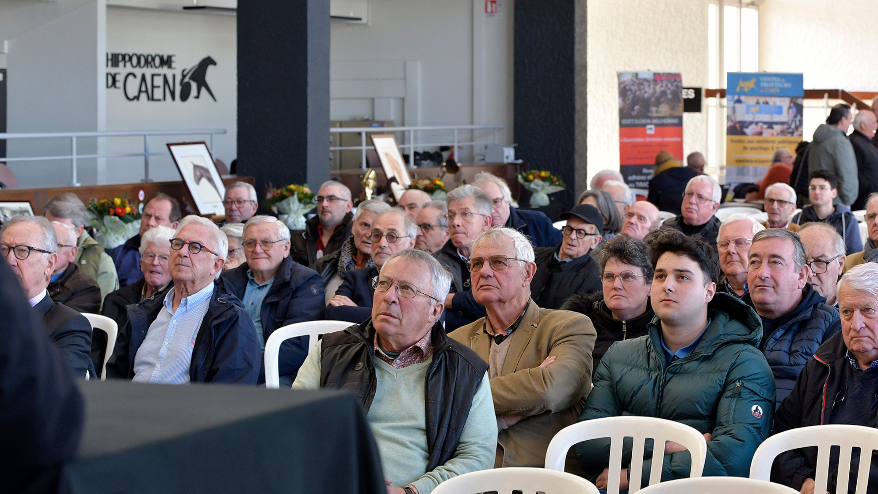 L'assistance attentive aux prises de parole - © M. Kentell