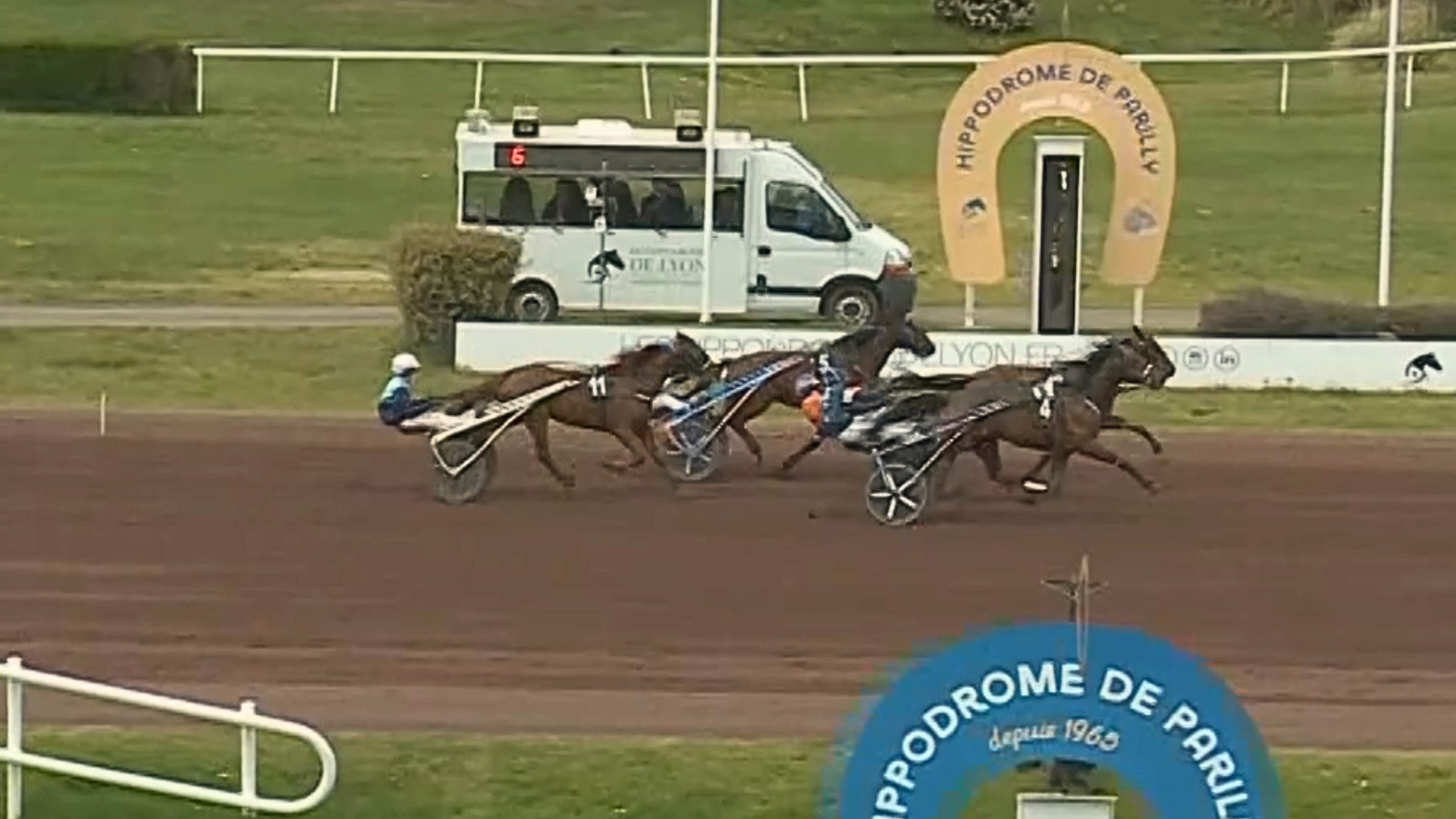 Lily de L'Aunay (cachée) s'impose de peu