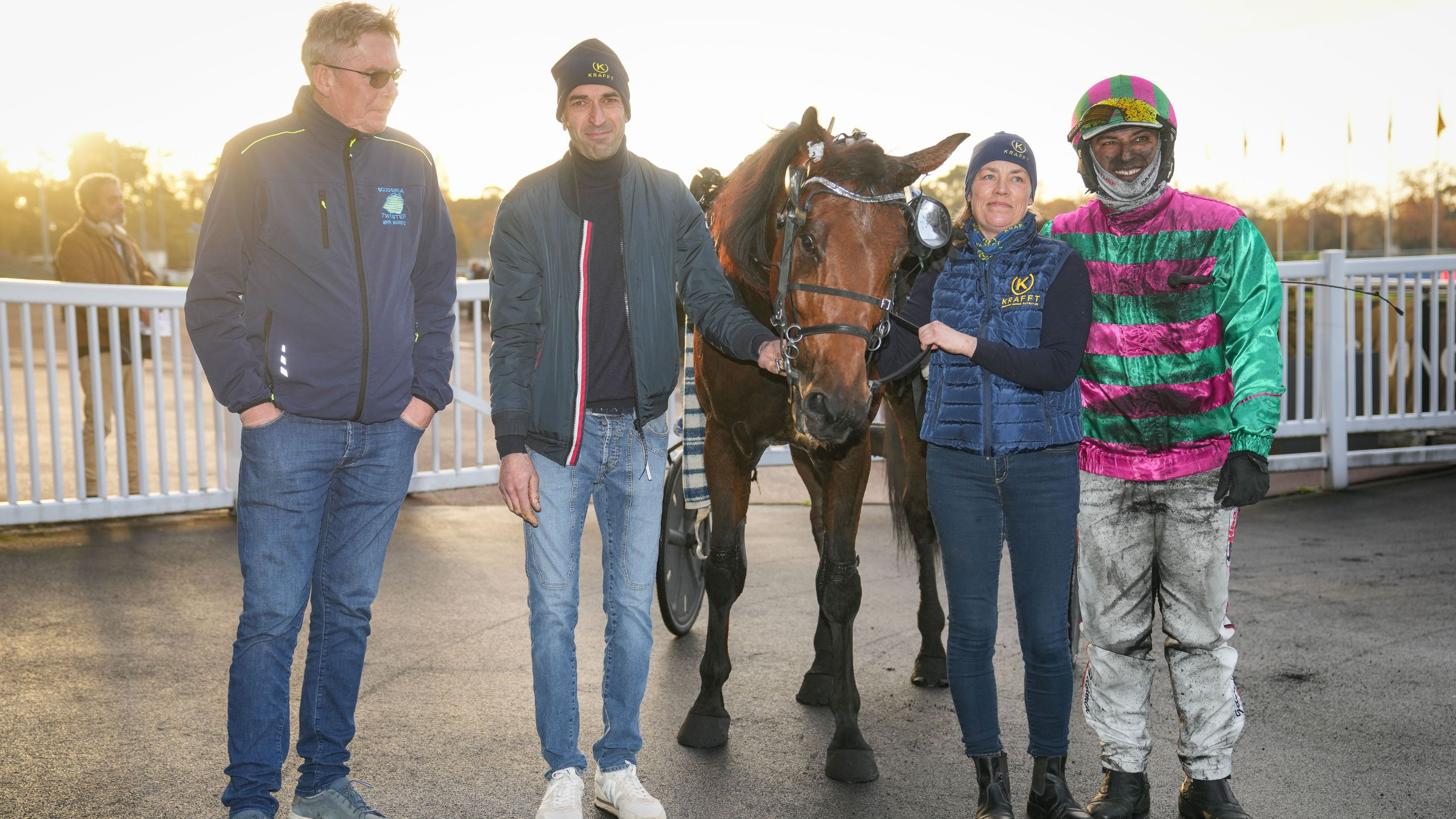L'entourage de Cobra Killer Gar dont Erik Bondo (à gauche) - © Aprh