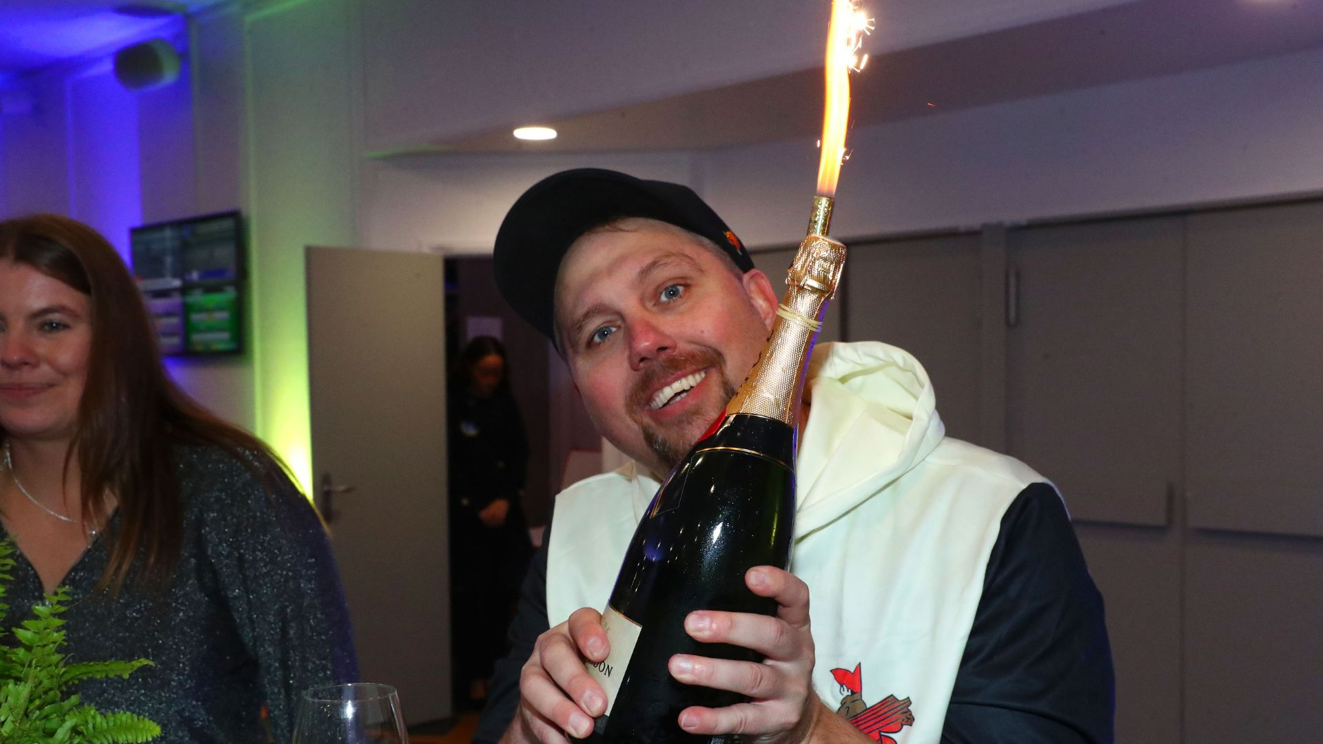 Daniel Redén fêtant une victoire - © Aprh