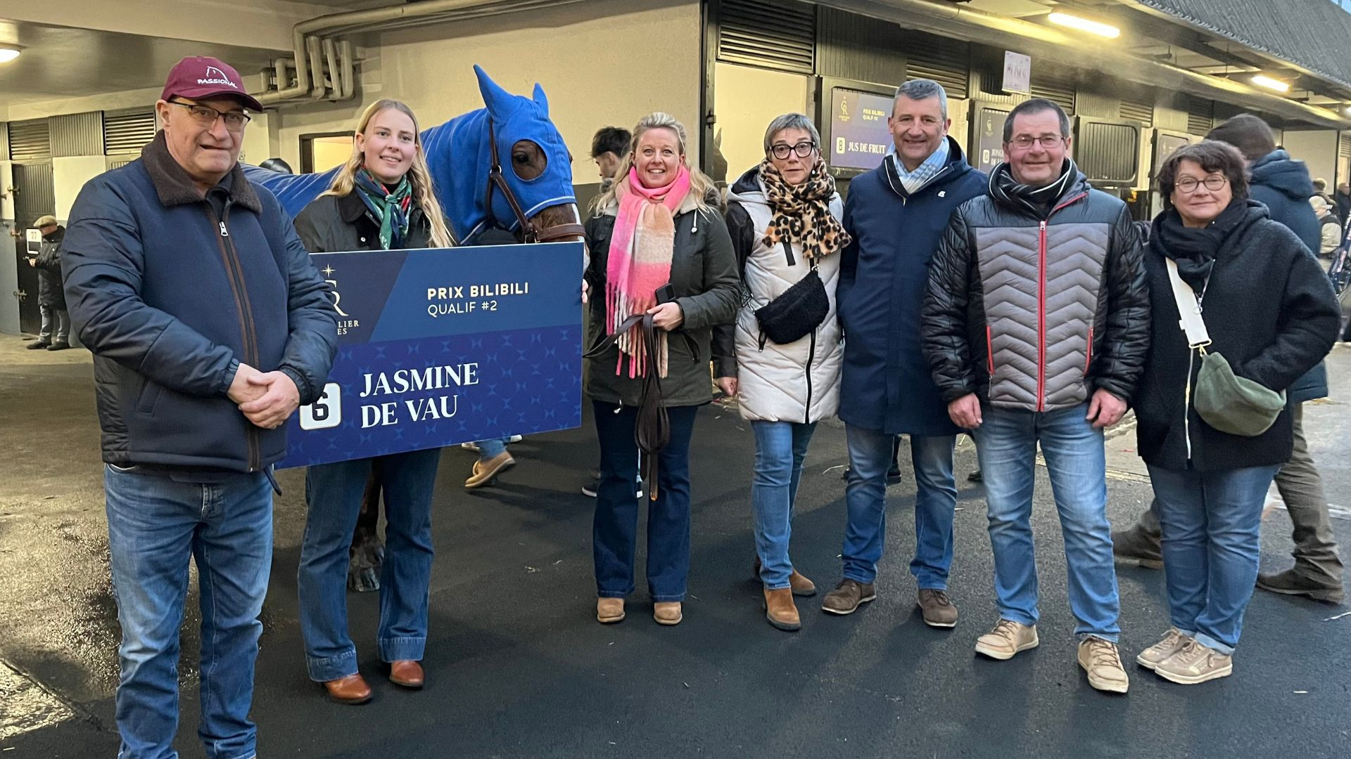 L'éleveuse et les co-propriétaires de Jasmine de Vau après sa qualification