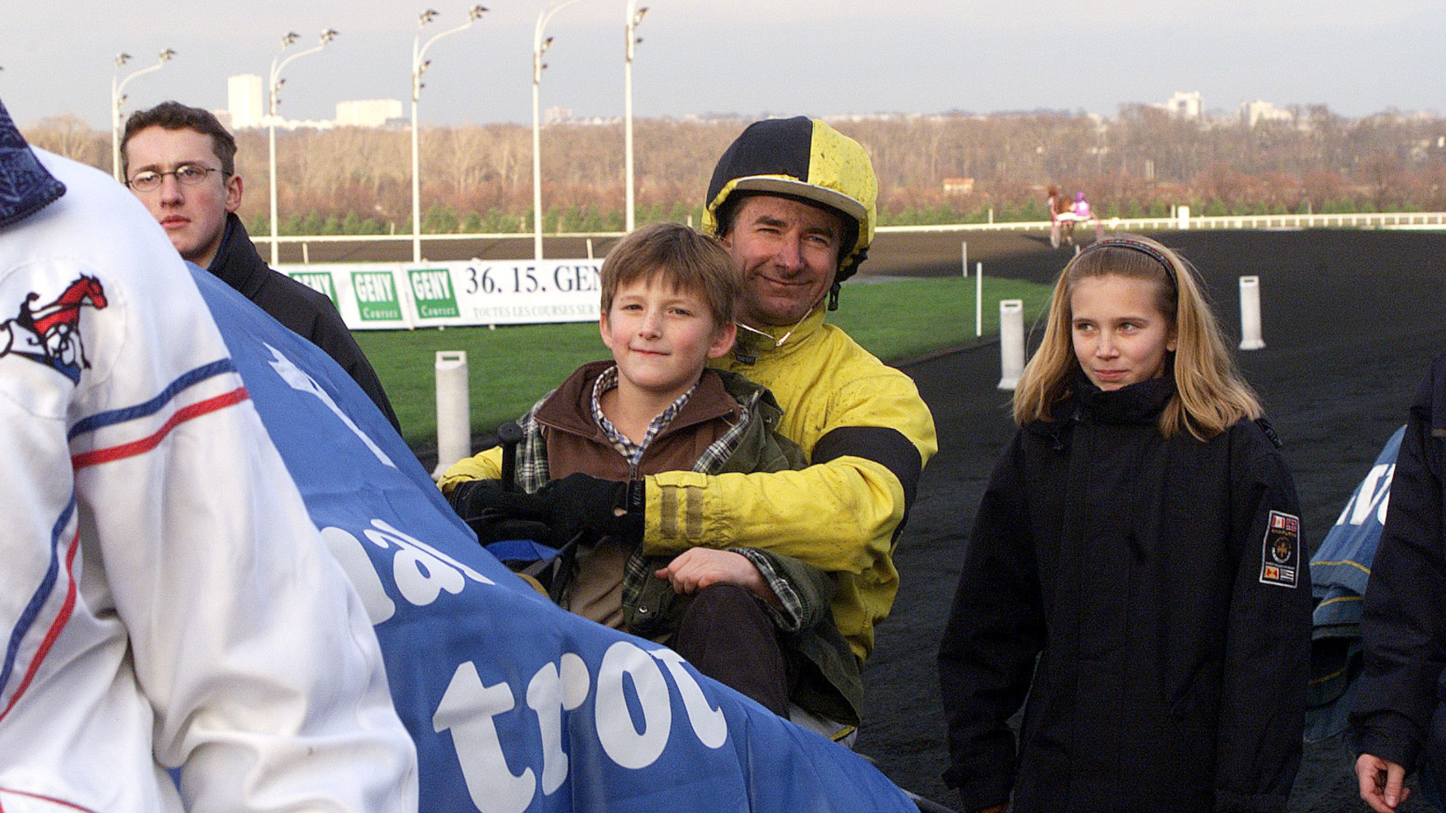 Thomas dans les bras de son père avec Camille, sa sœur, juste à côté en 2000 - © Sco