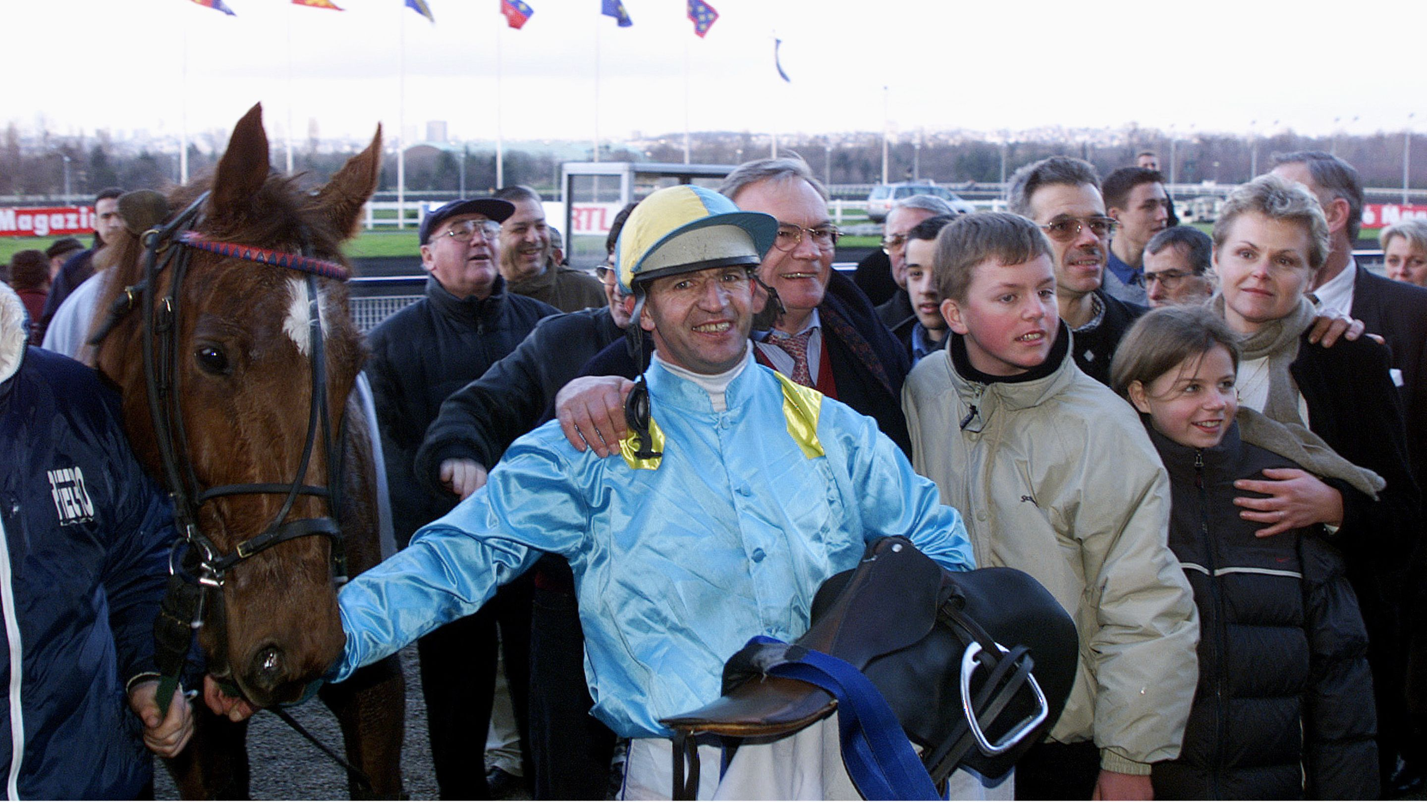 Jérémy Van Eeckhaute à côté de son papa après le succès de Grâce Ducal dans l'Île