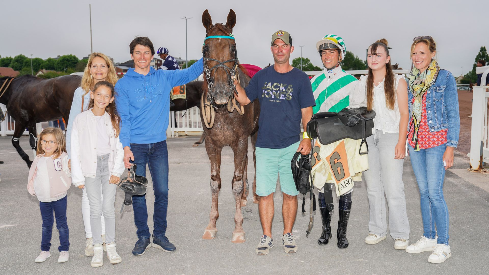 Heradames et son entourage souriant - ©Scoopdyga