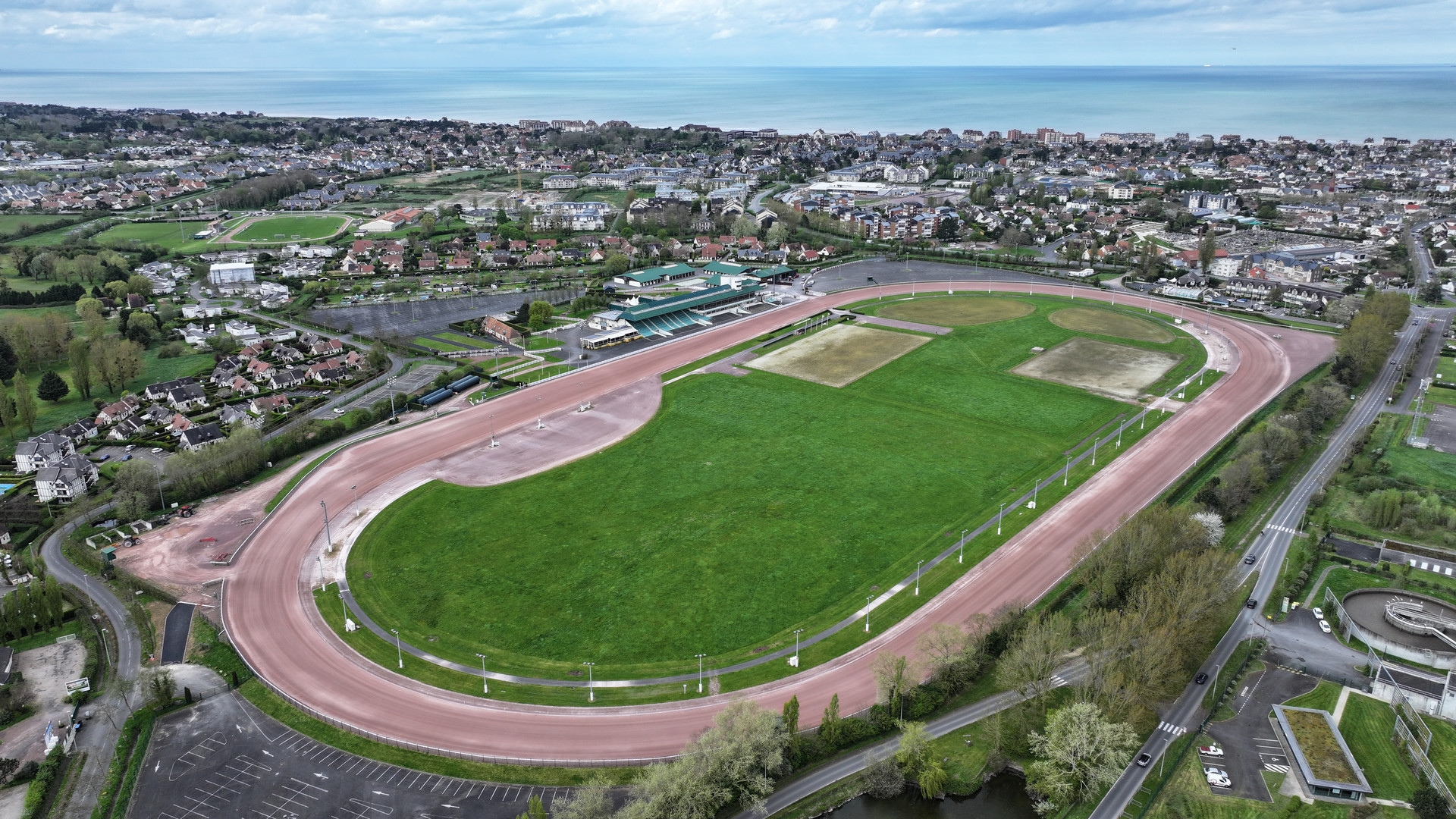 Cabourg : ville et hippodrome - © Delaunay Productions