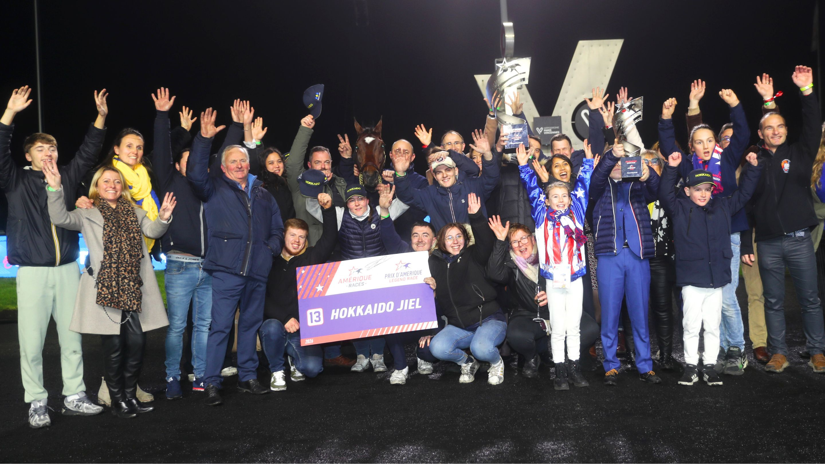 Hokkaido Jiel entouré par la team Luck et ses supporters - © Aprh