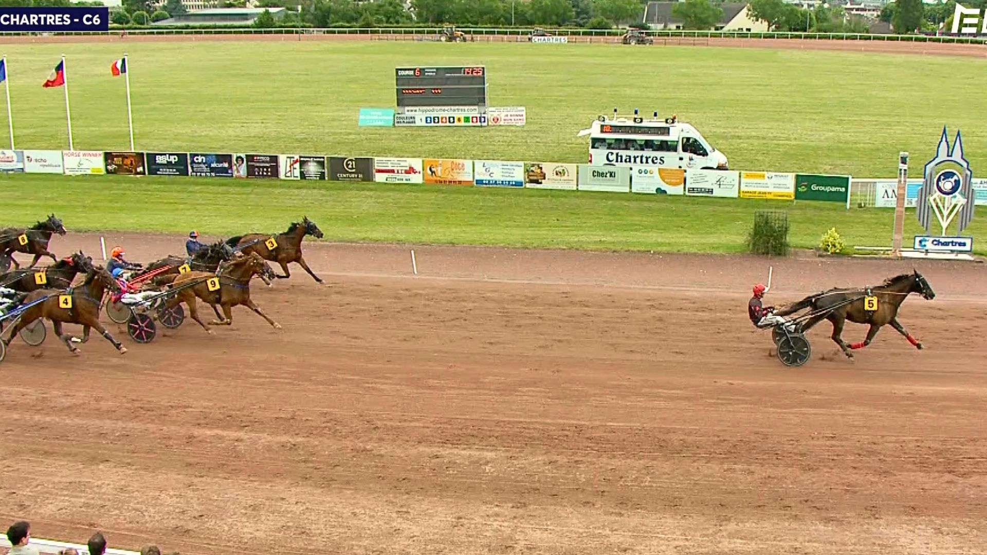 Iésolo, lui devant, les autres à distance - © Equidia