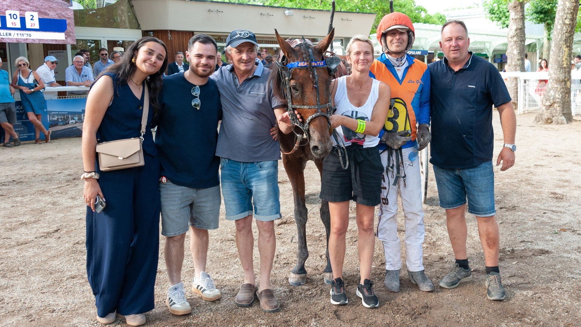 Jeannette Priory et son entourage après sa victoire de Groupe 2 à Vichy - © ScoopDyga