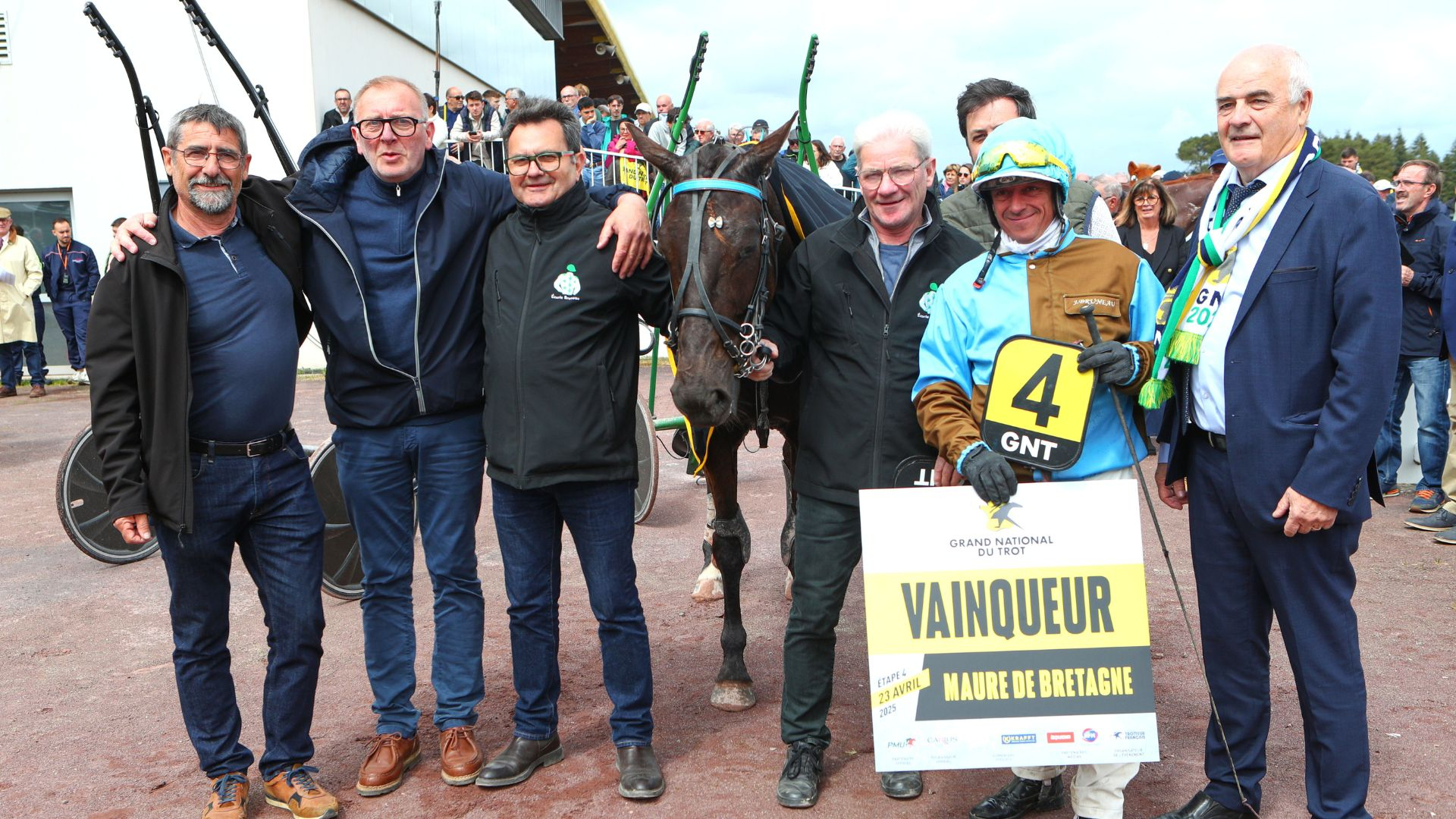 Une partie des co-propriétaires de Je Rêve du Bois après sa victoire - © Aprh