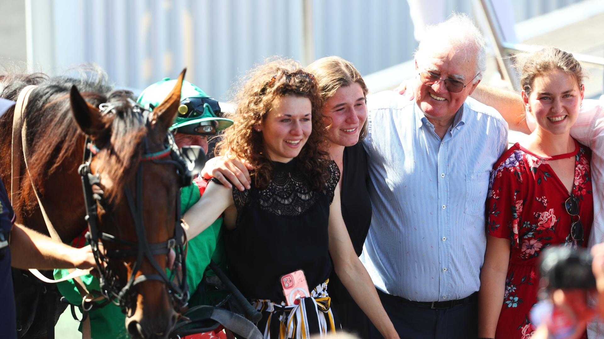 Joël Hallais en famille après une victoire d'Ina du Rib - © ScoopDyga