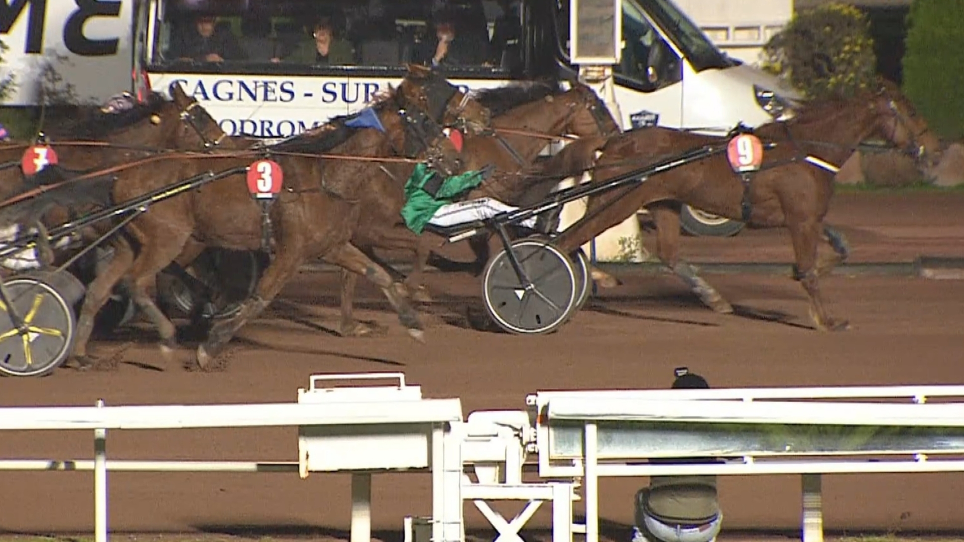 Kerno (la tête sur le poteau d'arrivée) gagne ; Krooner d'Héripré (9) a été disquali