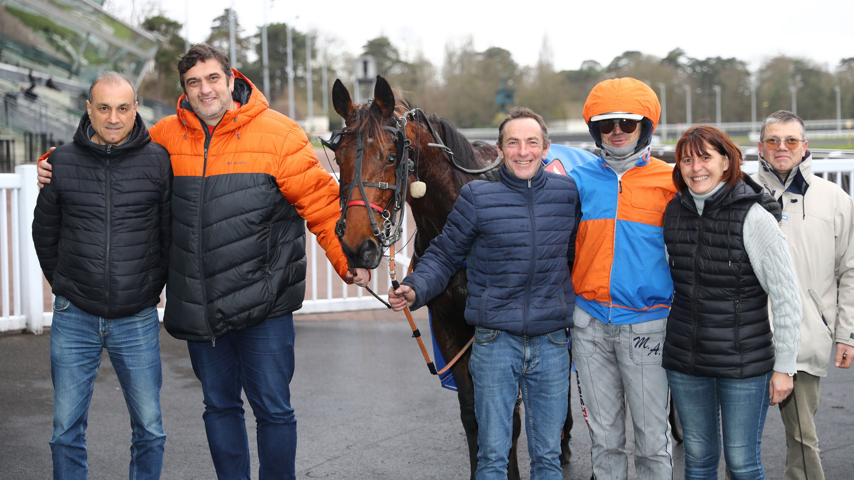 Kiara des Bordes et son entourage tout sourire - © Aprh