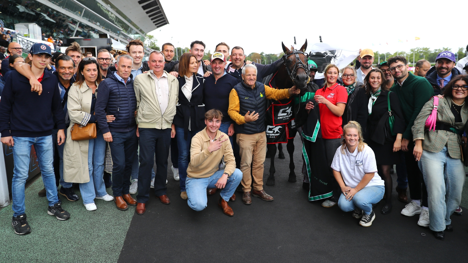 Un entourage version foule - © Aprh