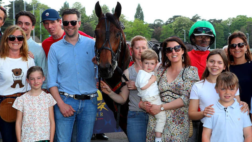 Une partie de l'entourage après la victoire - © Aprh