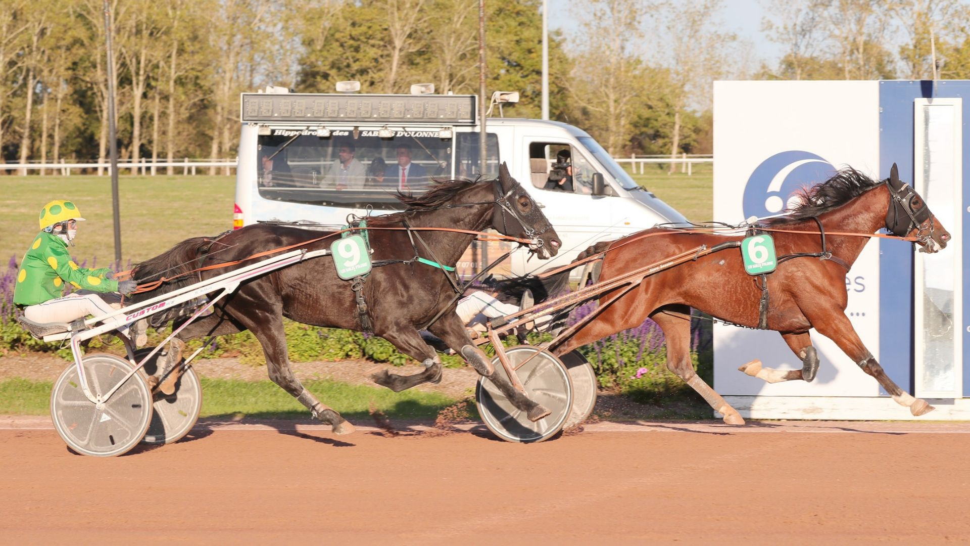 Leader Atout devant Loïc d'Avel - © J.-C. Briens