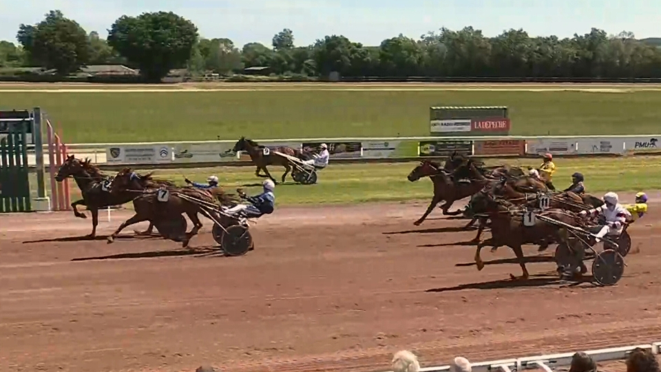 Looping Griff (au premier plan) à la lutte avec L'Amiral Turgot  - © Equidia
