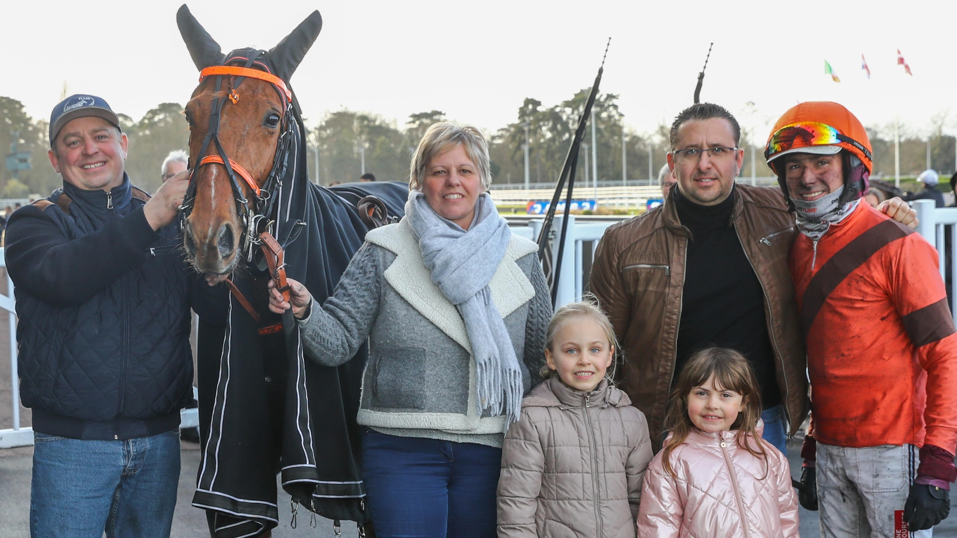 Loyal du Choquel et son entourage (à g. : Nicolas Bridault) - © ScoopDyga