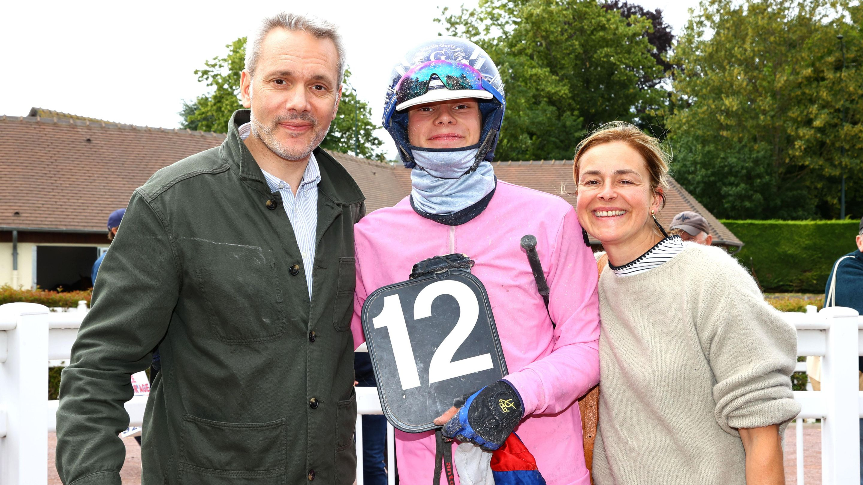 Martin Goetz avec ses parents - © ScoopDyga