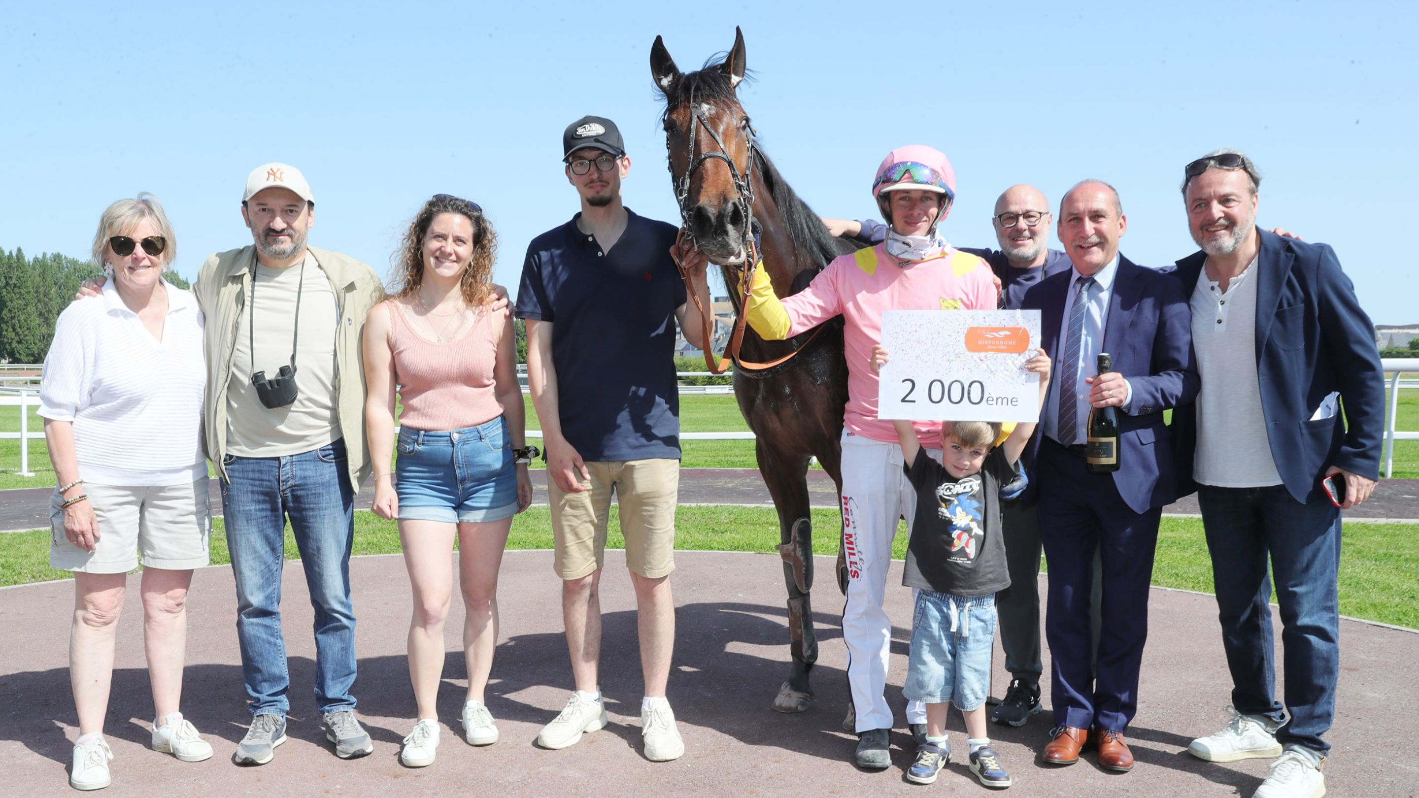 Mathieu Mottier prend la pose après sa 2.000ème victoire - © J.-C. Briens