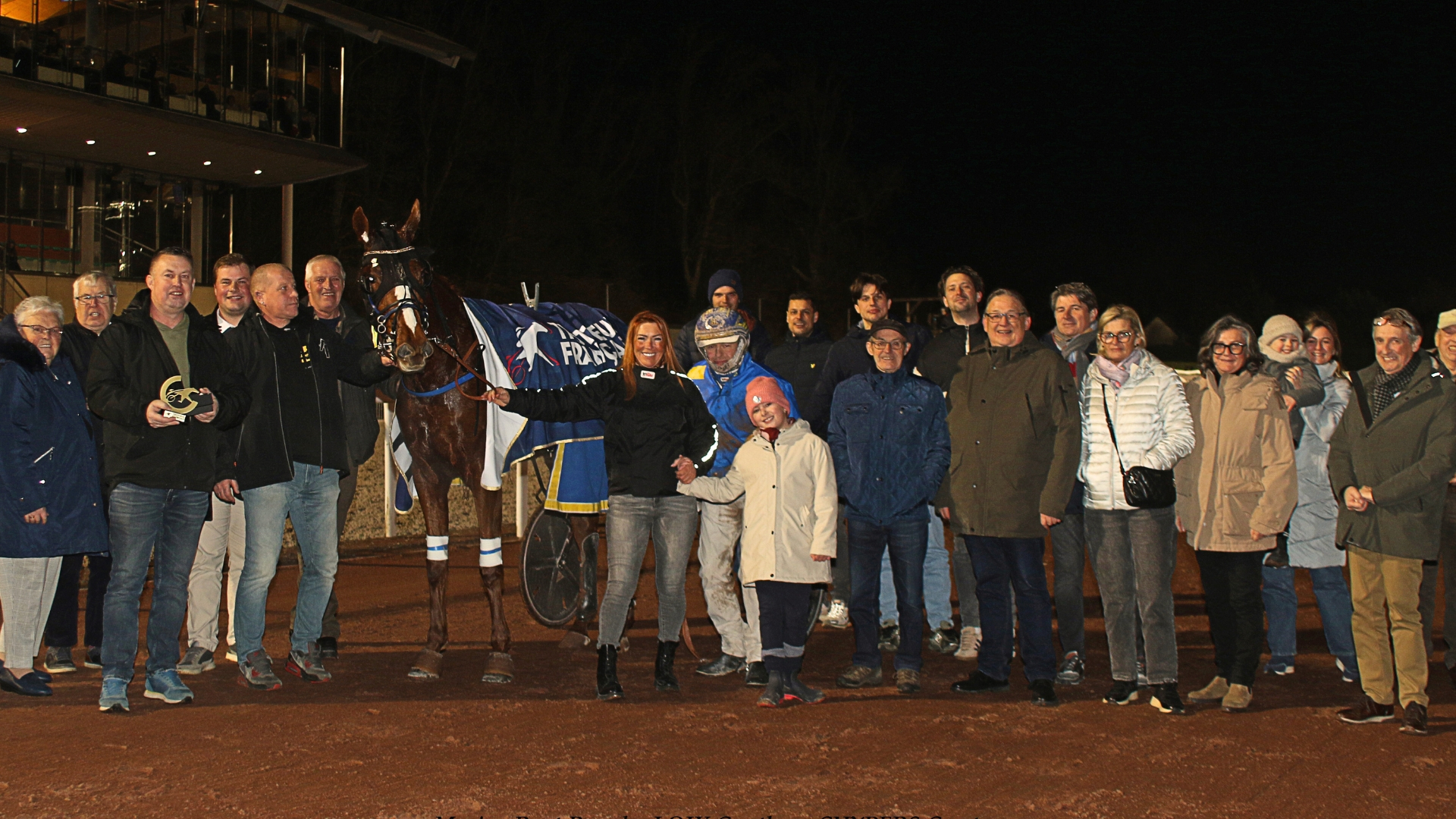 Un entourage nombreux autour de Marino Pont Royal - © Lamia Leclercq