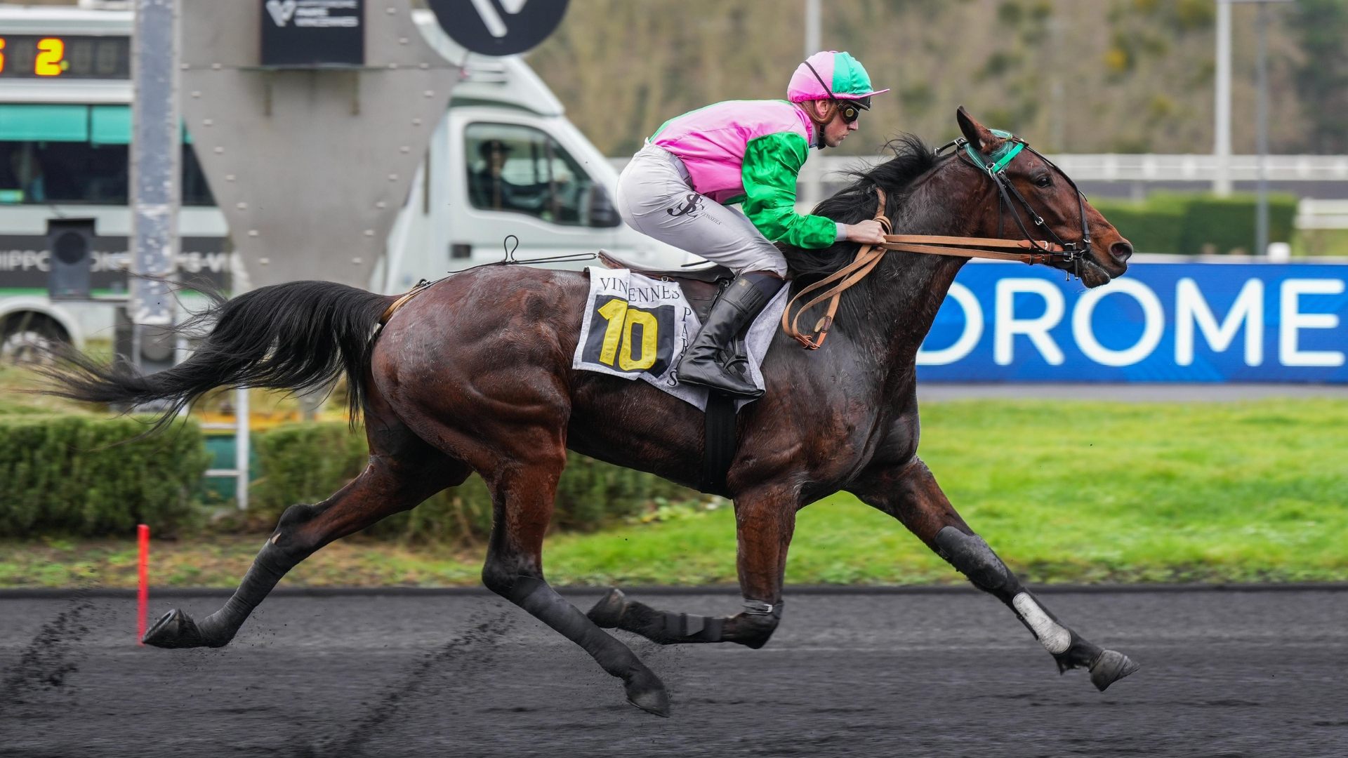 Mhum Flyng - ©Scoopdyga