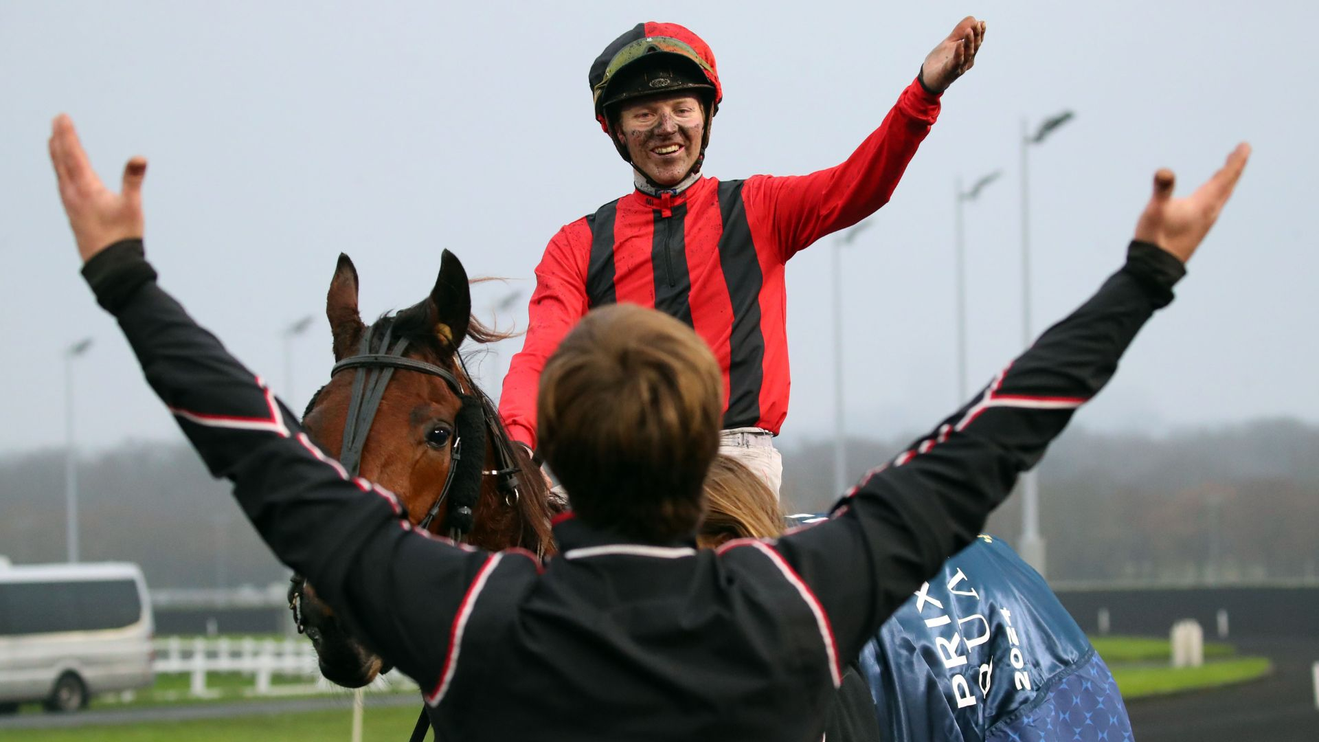Mike Izzo (de dos) après la victoire de Jezabelle Bie dans le Prix Bilibili Cornulier Rac