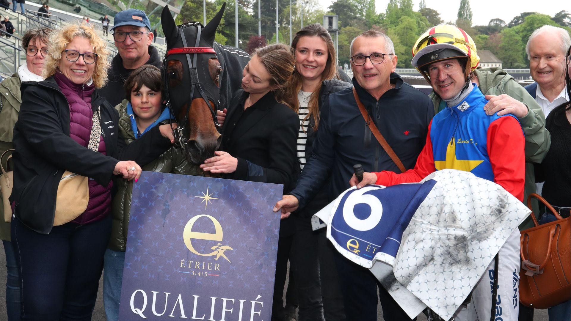 L'entourage de la gagnante - © Aprh