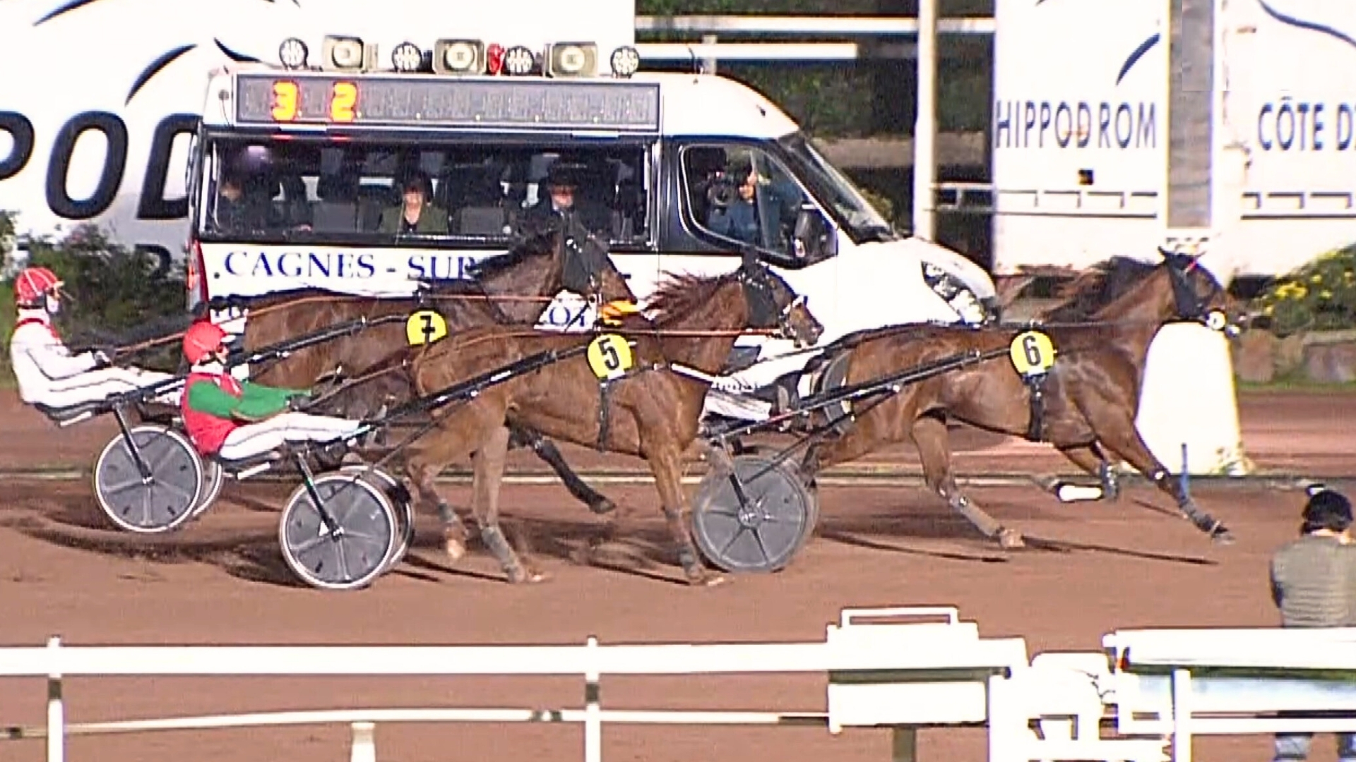 Nassandra contient Nala de Smarves dans le final - © Equidia