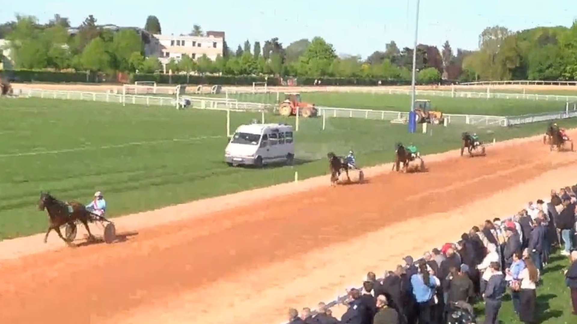 Non Stop Jihem s'impose de loin lors de ses débuts - © Equidia