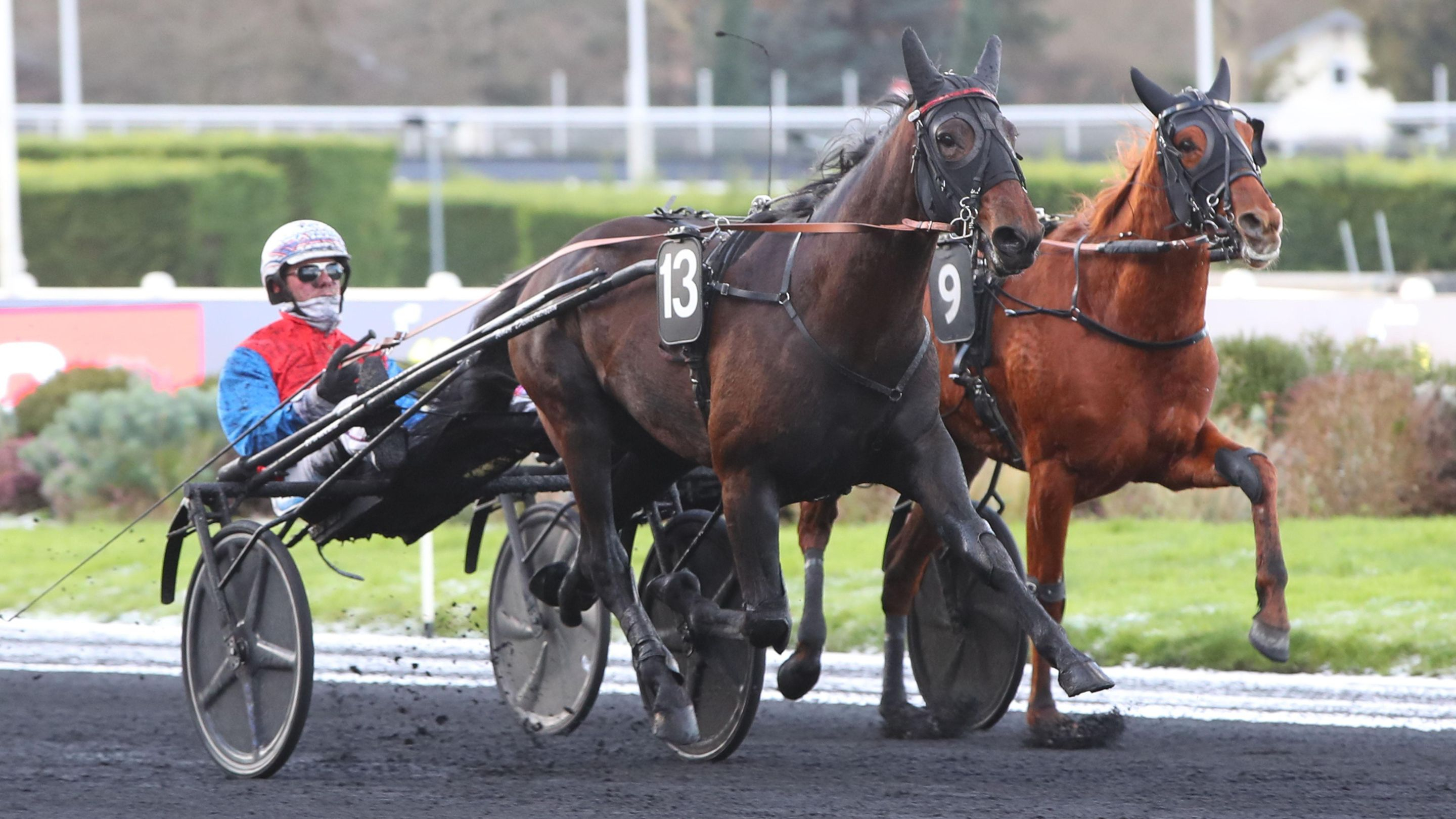 Nuevo Cash (13) devançant Nelson Emgé - © ScoopDyga