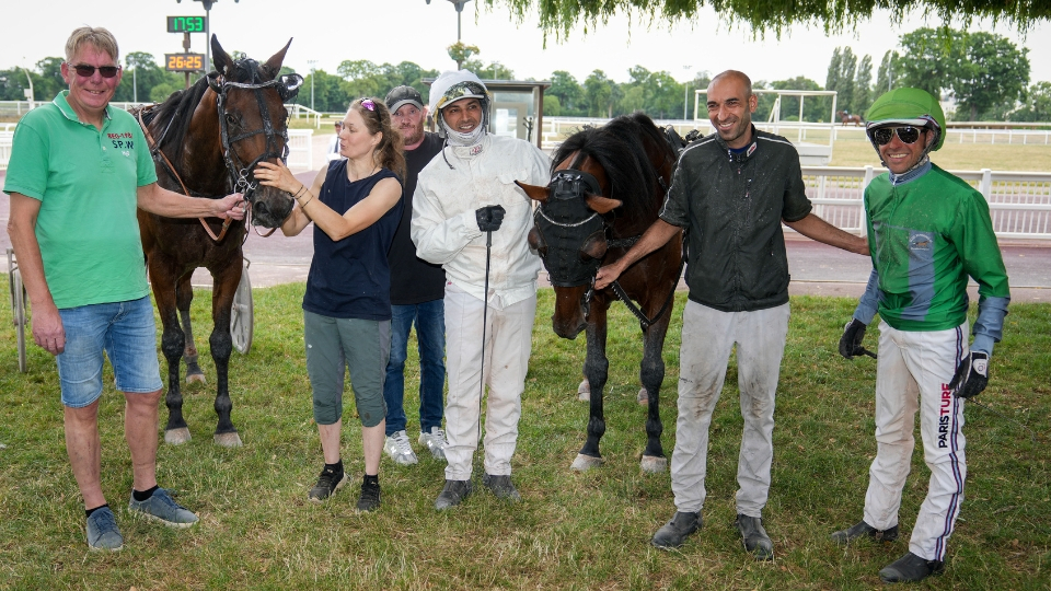 Erik Bondo (à g.) avec ses deux pensionnaires - © ScoopDyga