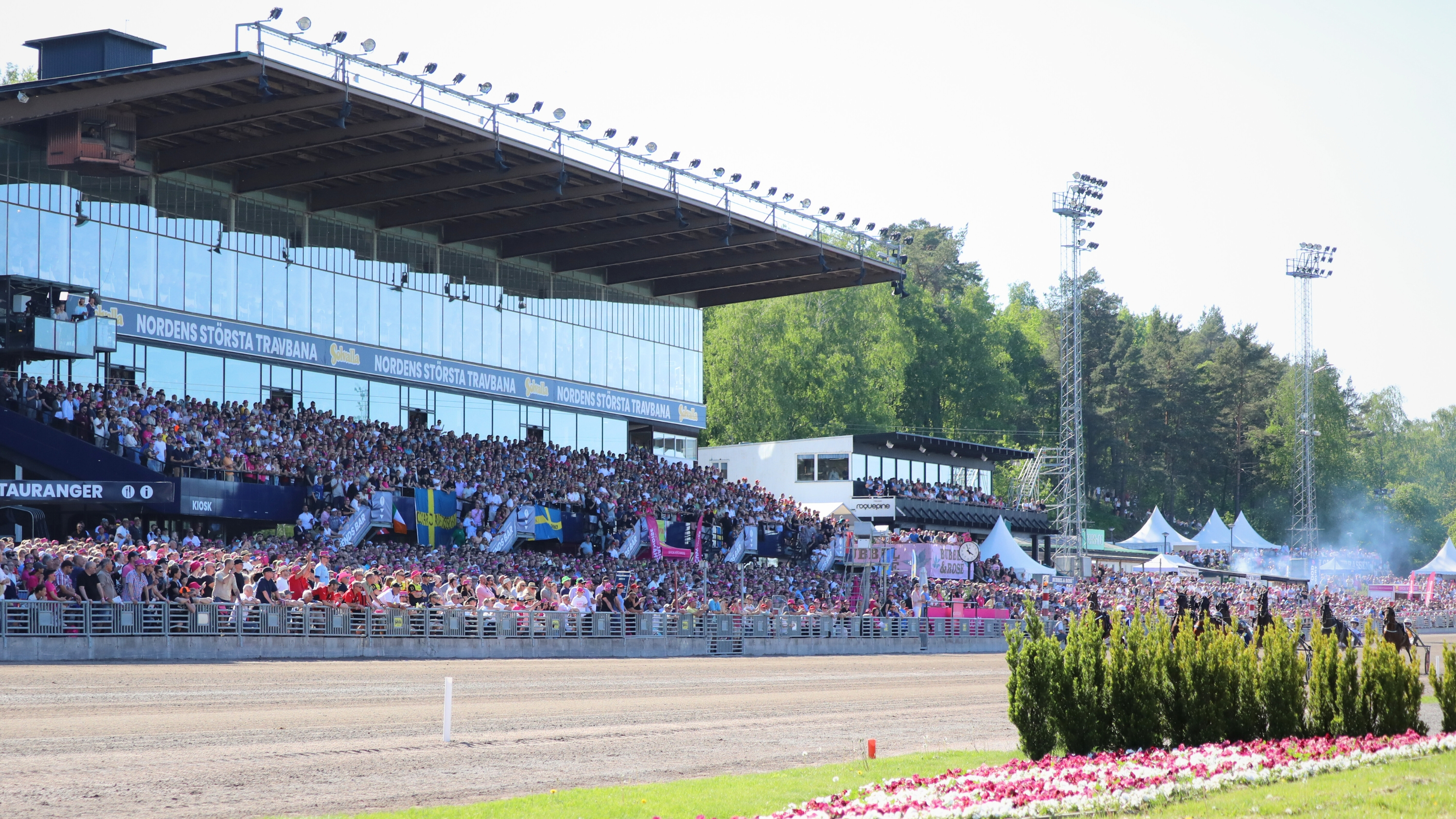 Les tribunes de Solvalla - ©P.L - Province Courses