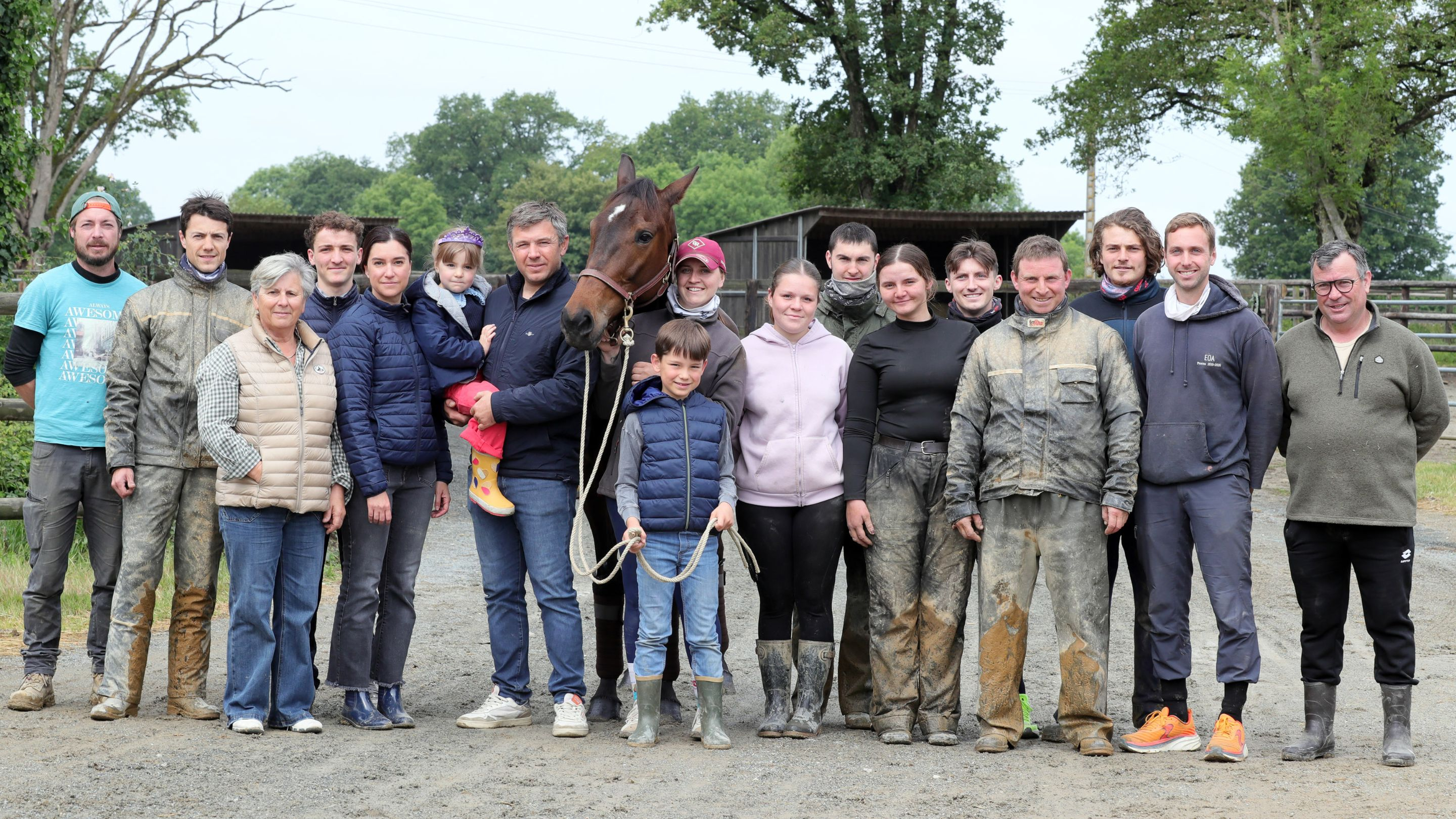 La team réunie autour d'Harley Géma avant son départ pour la Suède - © J.-C. Briens
