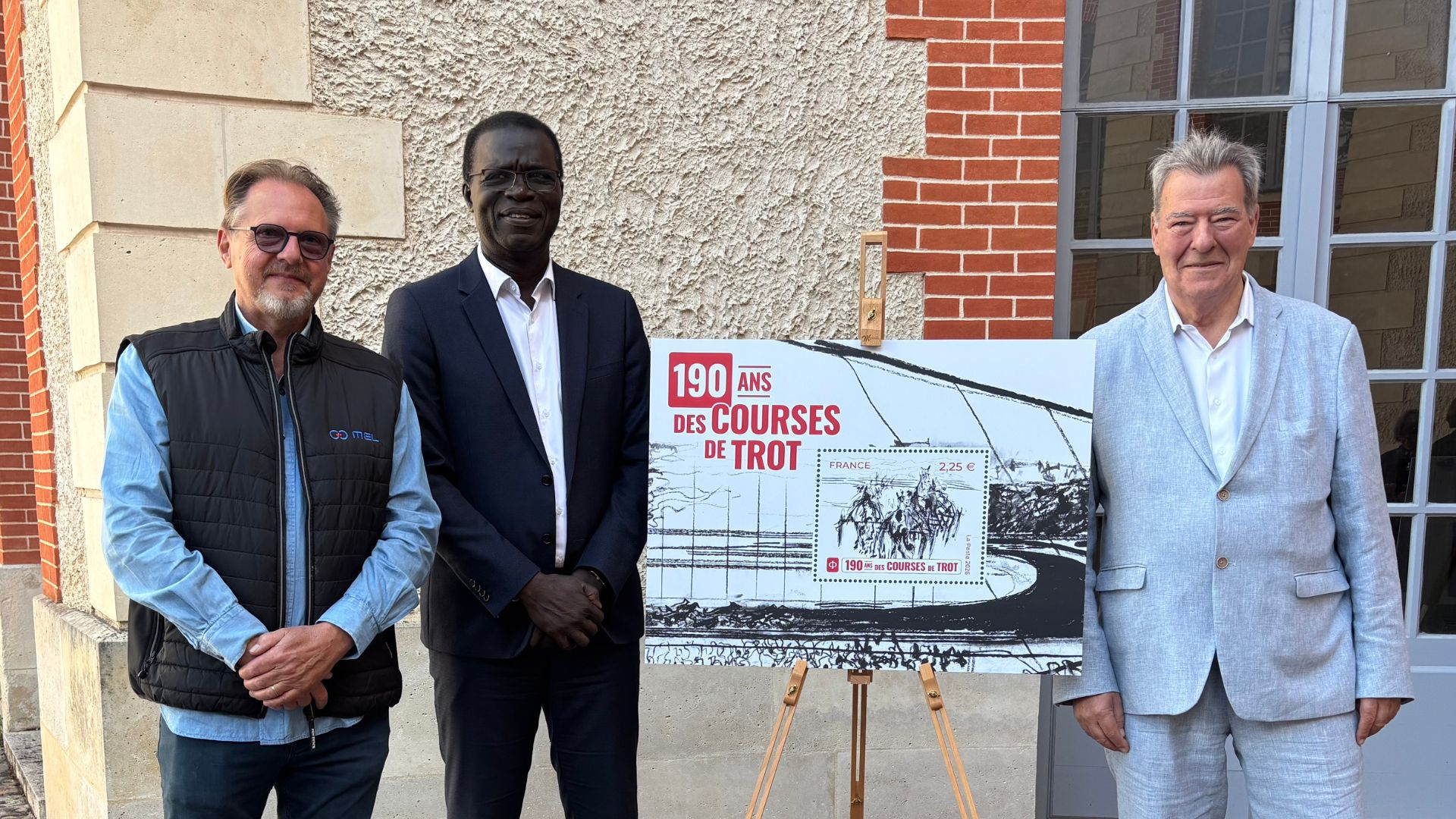 Présentation officielle du timbre à Grosbois - © Province Courses