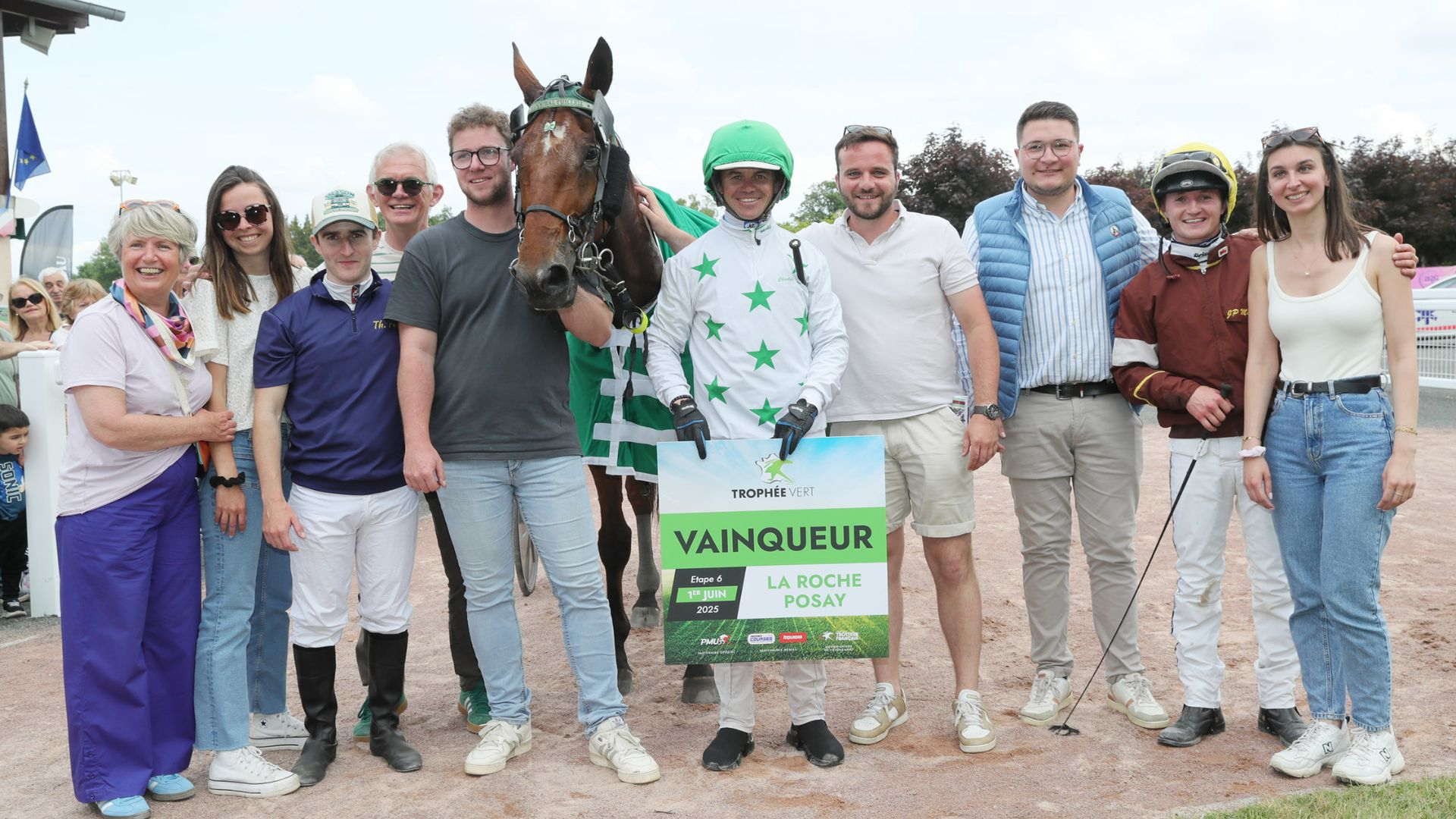 L'entourage d'Hannibal Tuilerie tout sourire - ©J-Ch Briens