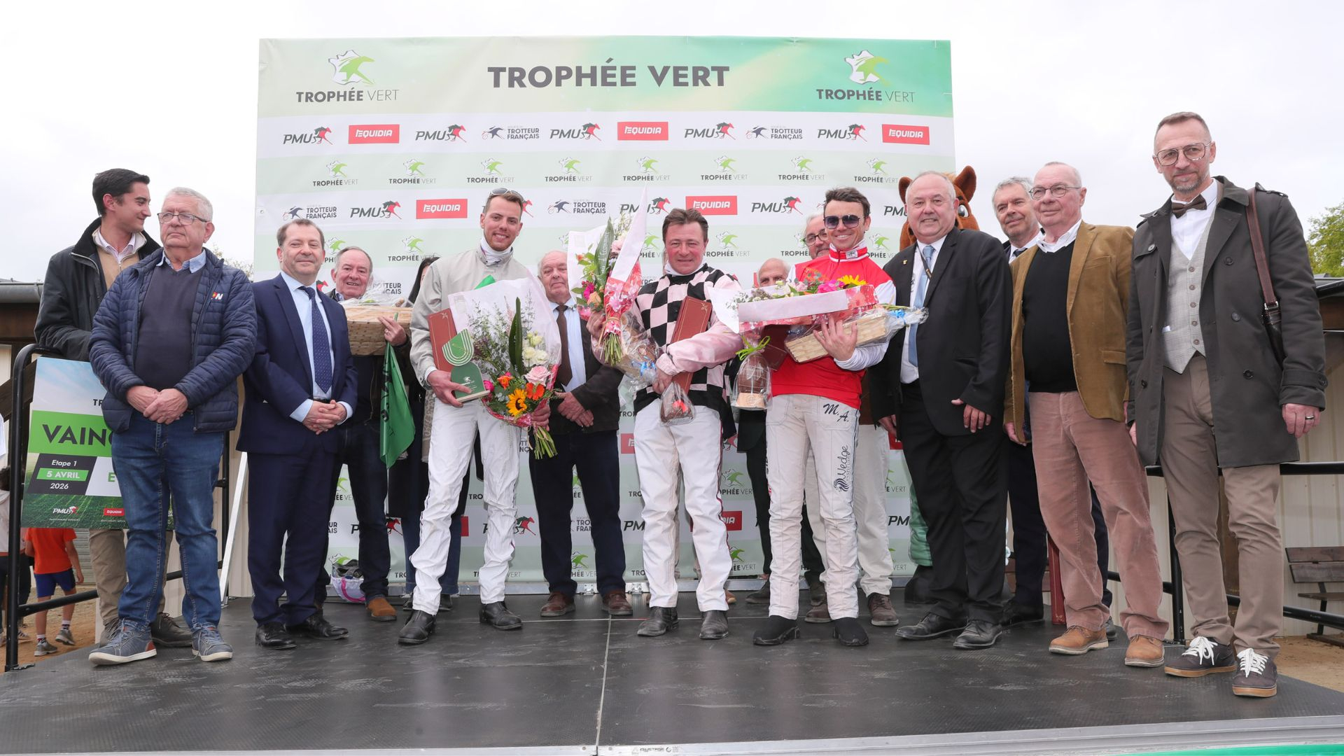 Le podium de la 1ère étape du Trophée Vert à Écommoy - © J.-C. Briens